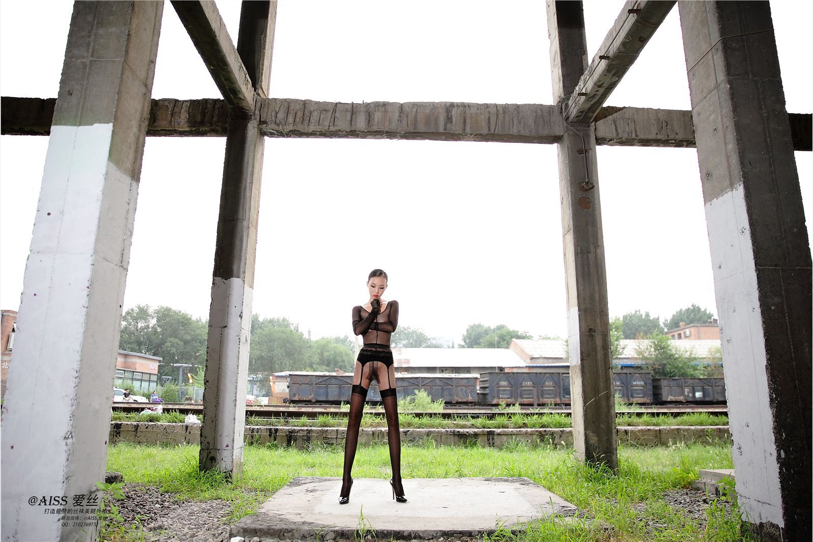 [AISS爱丝] 丝袜美腿外拍 高清原版预览图 - The Black Queen